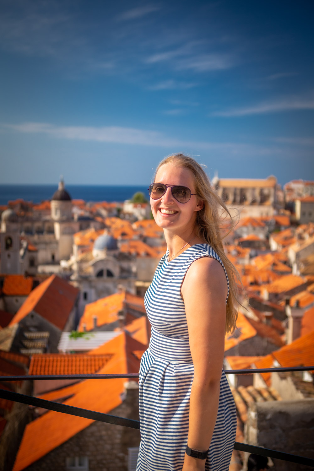 Manouk op de stadsmuren van Dubrovnik met de stad en daken op de achtergrond