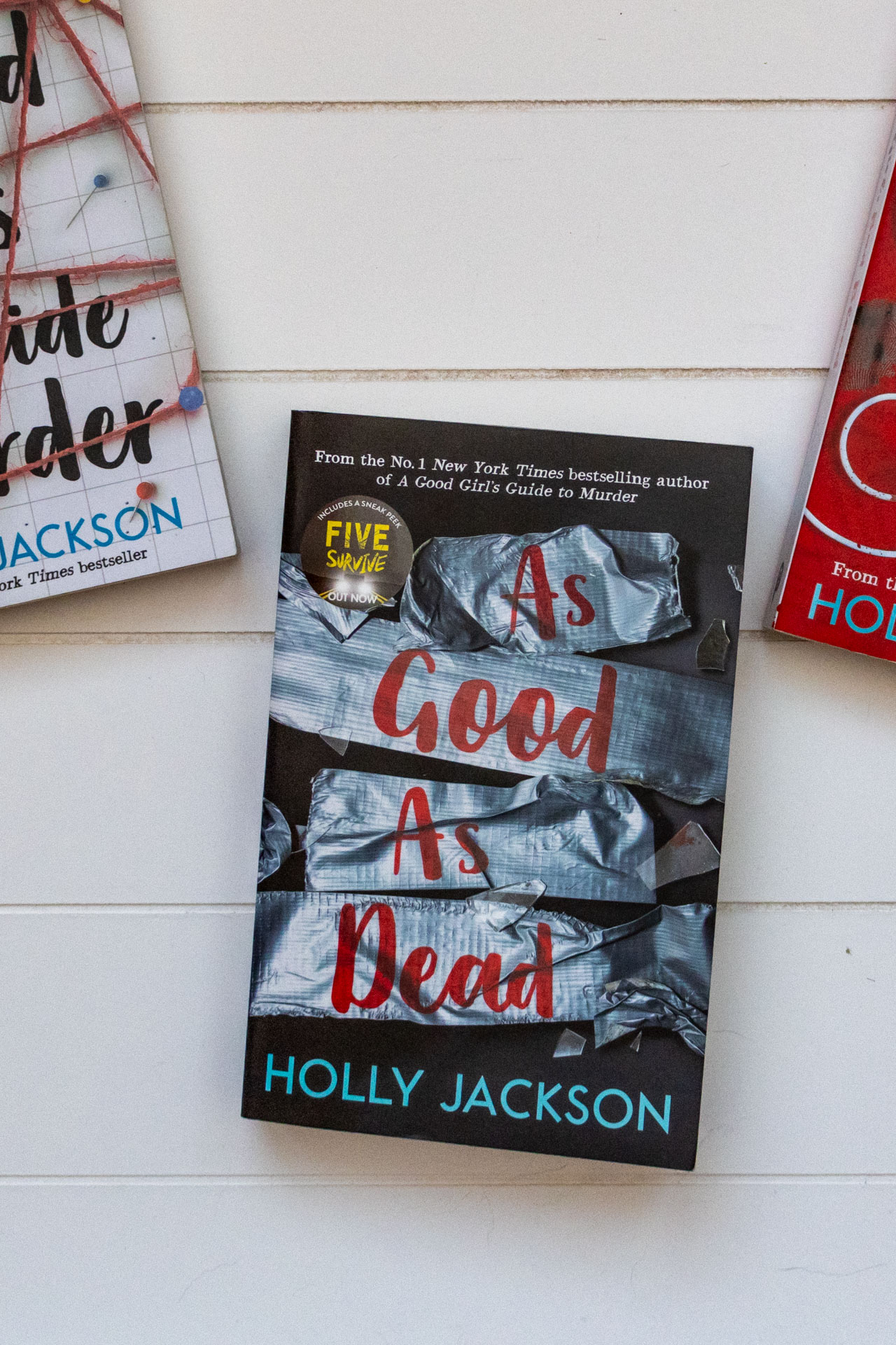 Engelse paperback van As Good As Dead van Holly Jackson met de eerdere twee delen half in beeld