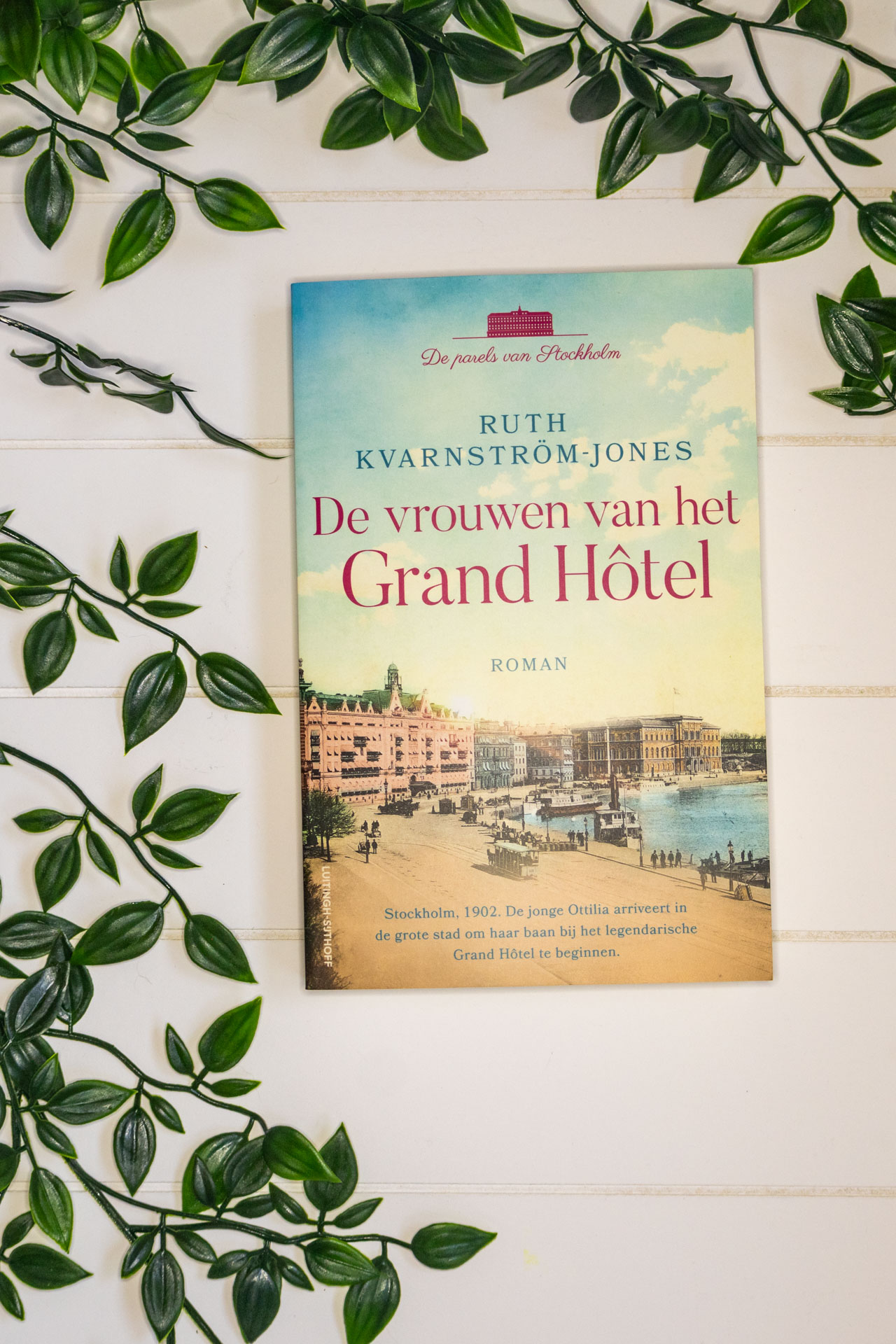 Cover van het boek De vrouwen van het Grand Hôtel van Ruth Kvarnström-Jones op een witte achtergrond met blaadjes eromheen