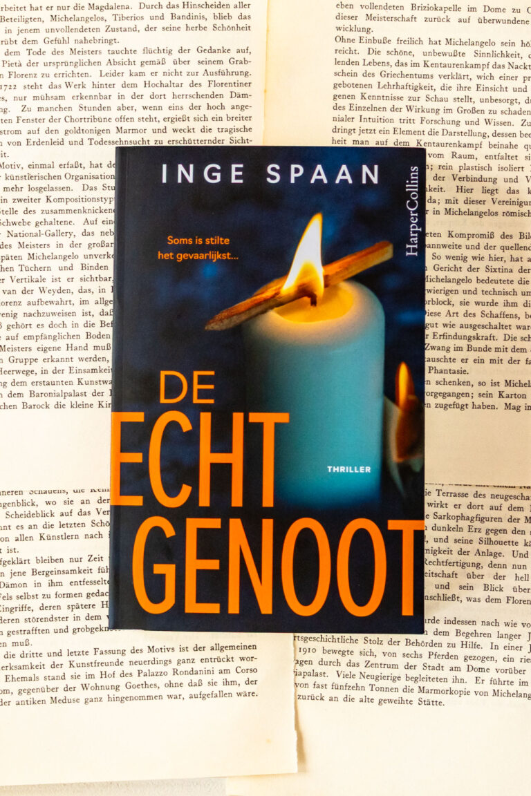 Het boek De echtgenoot van Inge Spaan ligt op vergeelde, opengeslagen boekpagina's. Op de omslag staat een brandende kaars met een lucifer boven de vlam, terwijl de titel De echtgenoot, de naam van de auteur en de tekst "Soms is stilte het gevaarlijkst..." duidelijk zichtbaar zijn.