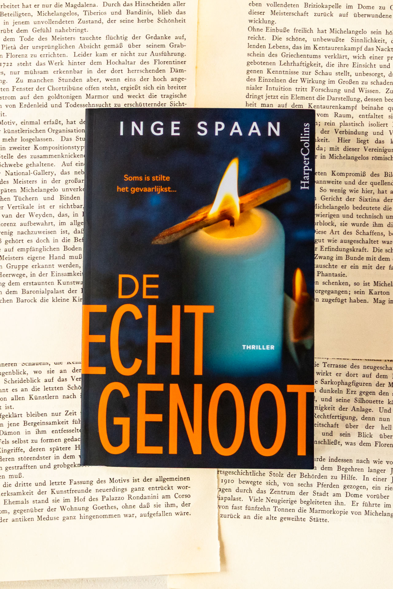 Het boek De echtgenoot van Inge Spaan ligt op vergeelde, opengeslagen boekpagina's. Op de omslag staat een brandende kaars met een lucifer boven de vlam, terwijl de titel De echtgenoot, de naam van de auteur en de tekst "Soms is stilte het gevaarlijkst..." duidelijk zichtbaar zijn.